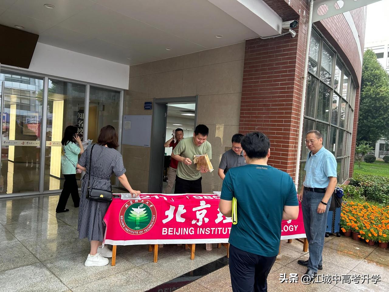 如今的大学有多卷？华科、北理工今早已经到华一抢高考优质生源了。

昨天下午6点多