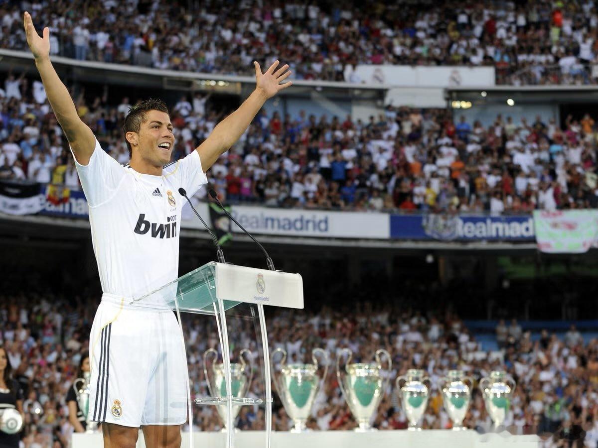 C罗 这听起来真的不可思议，但C罗做到了！当初的转会费是9400万欧，他在438