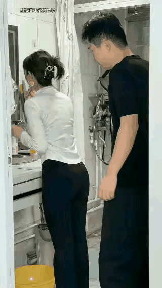 男人从背后抱她
她却像被烫到一样弹开
这反应，骗不了人
 
浴室里，女人梳妆时，