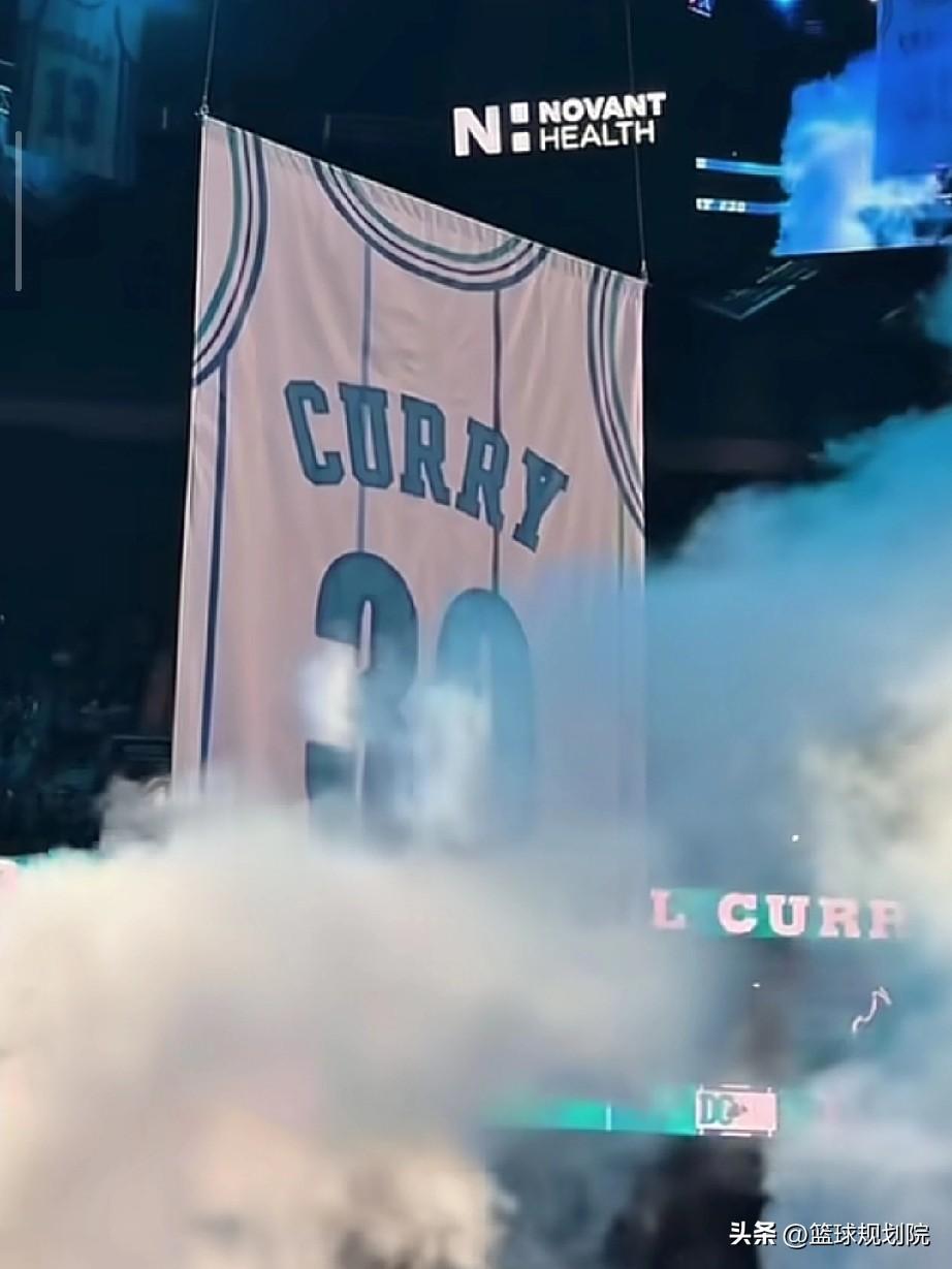 库里球衣退役仪式，荣耀时刻！

就在刚刚黄蜂正式退役了戴尔库里的球衣，球衣号码和