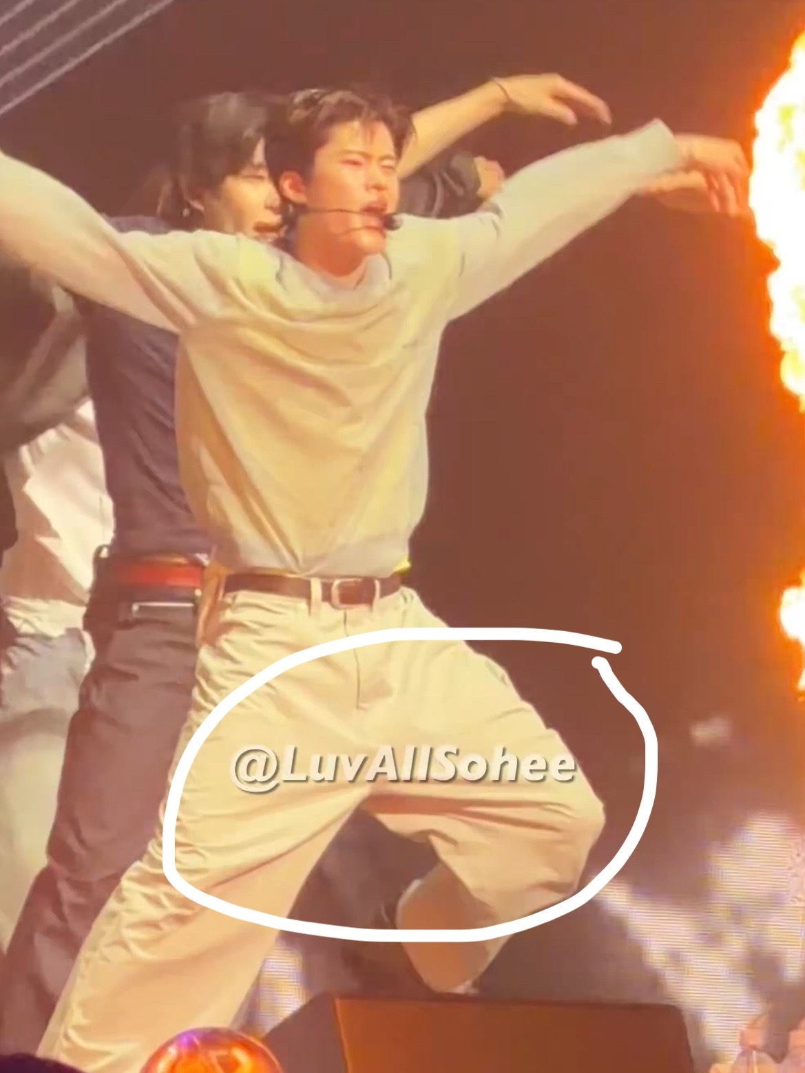 盘点lzx穿过的吊裆裤素材加一裤裆又又又掉到膝盖上了