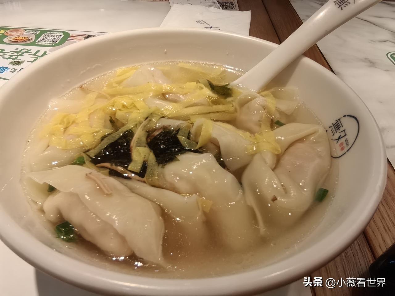 坐公交换地铁回城，到环球港已经十一点半了。

肚子有点饿，决定去美食广场吃点。这