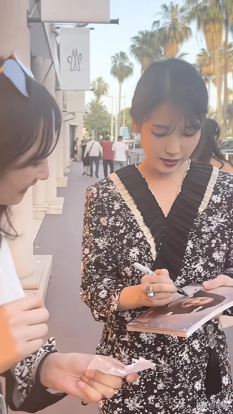 在阳光明媚的街头，偶遇李知恩签名