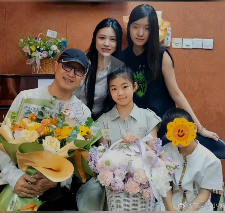 汪峰，四个孩子三个妈，汪峰最爱的孩子应该是醒醒，一般情况下，男人爱哪个女人，也会