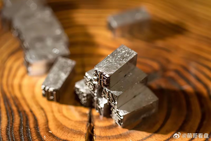 最近钨价疯涨，这事儿可太值得说道了。中钨高新3月26日在互动平台说，钨价上涨没抑