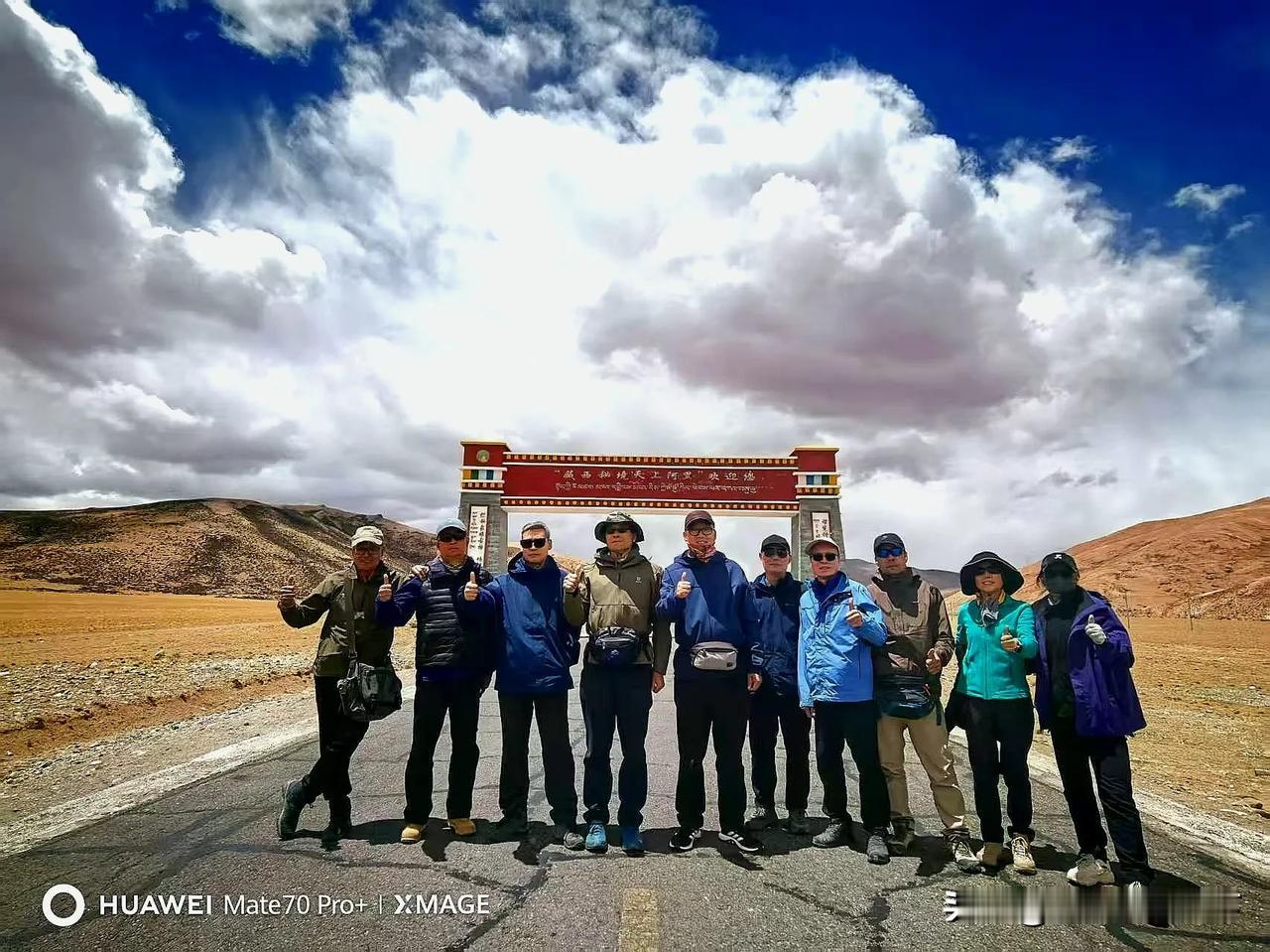 西藏之旅继续中
​
​今天经过八个小时的颠簸，终于到达冈仁波齐神山脚下的小镇塔尔