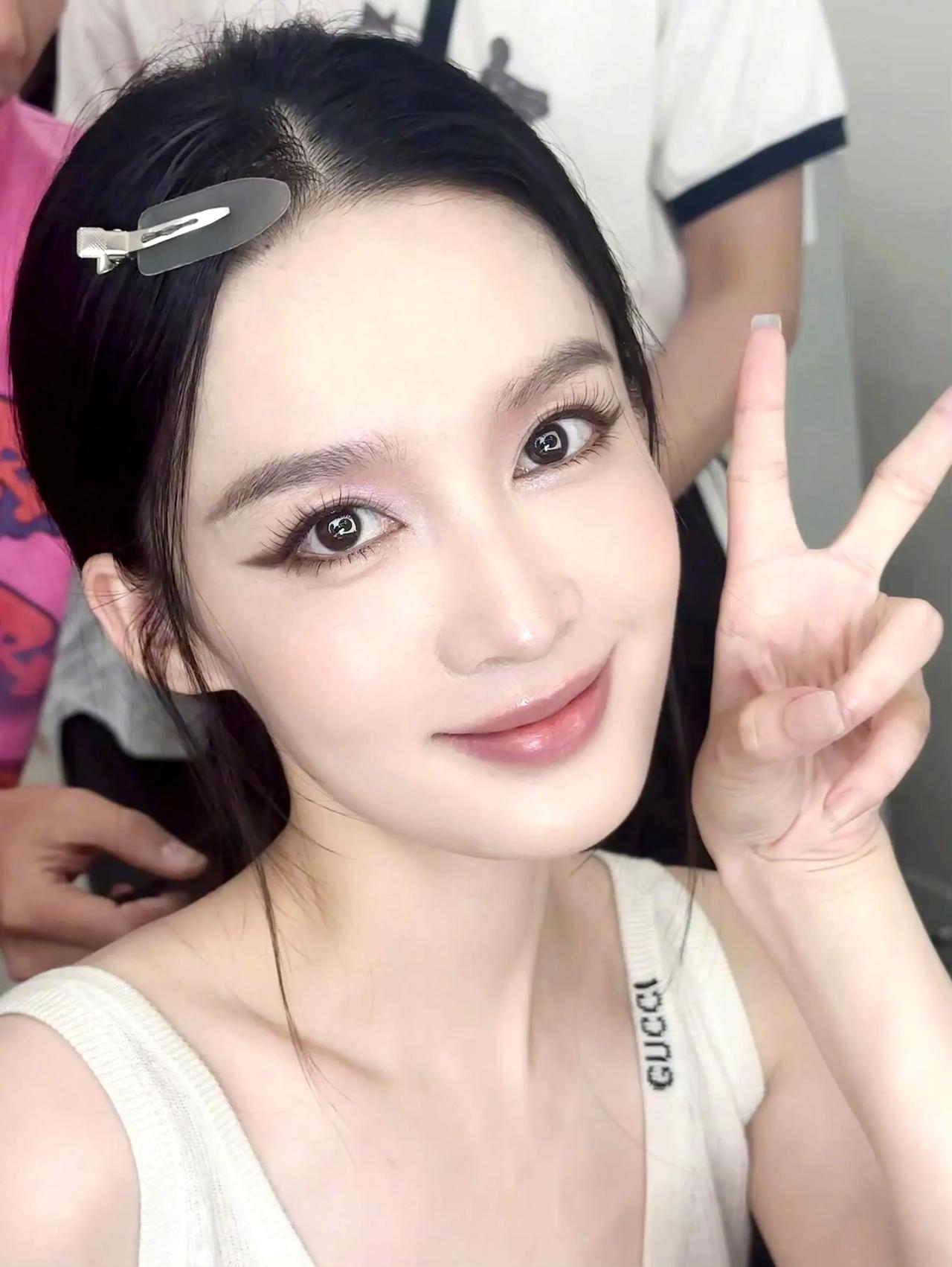 李沁分享自拍
这个妆造真的太美了，再一次被她惊艳到！
#李沁美不美# #哪位女神