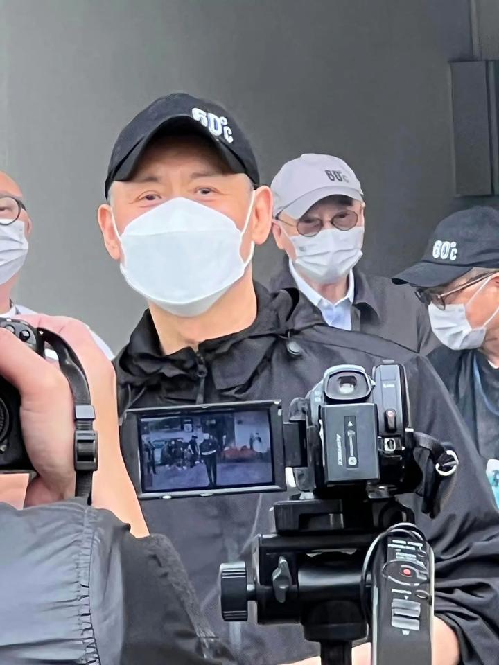 张学友《60+巡回演唱会香港站》昨晚正式于红磡体育馆开锣！

下午拜神仪式，祈求