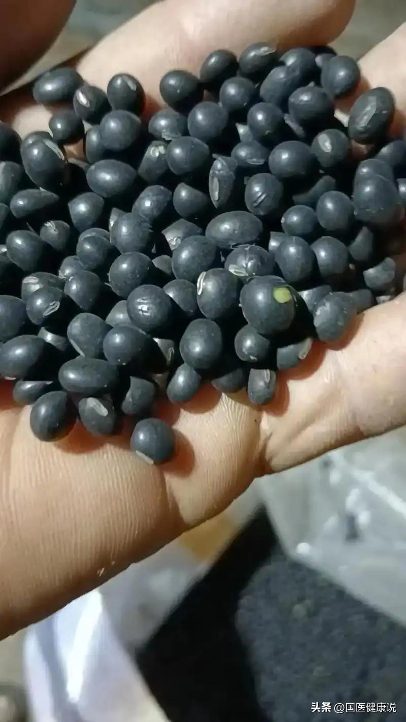 你肾亏就多吃这三个，都是入肾补肾的。
首当其冲的是这个黑芝麻，一方面是色黑入肾补