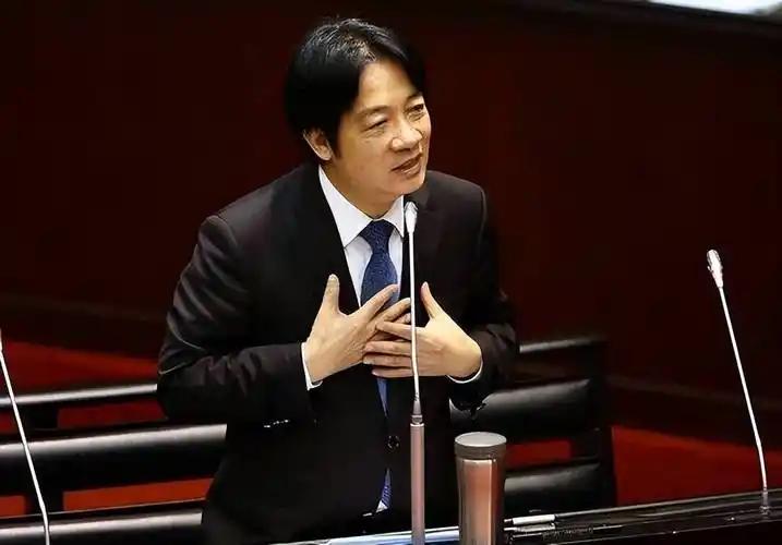 对于台当局那些没底线的卑劣勾当，咱们光吐口水还不够，必须得重拳出击、连根拔起！不