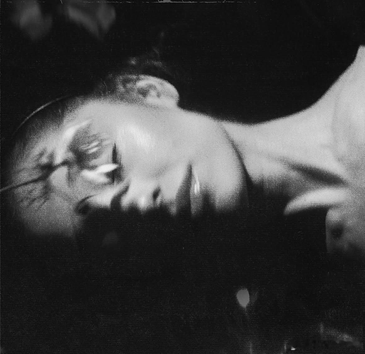 Ariana Grande回归新专《petal》替代版封面曝光。 