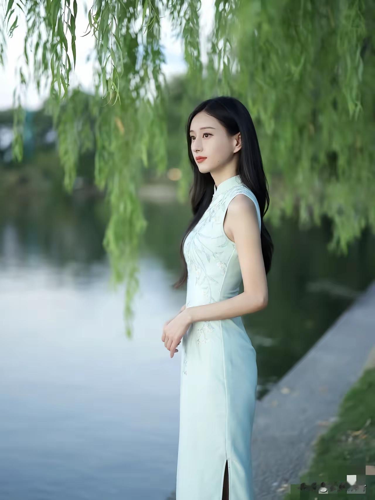 秋风落叶，青衣美人，静立湖畔，如诗如画。