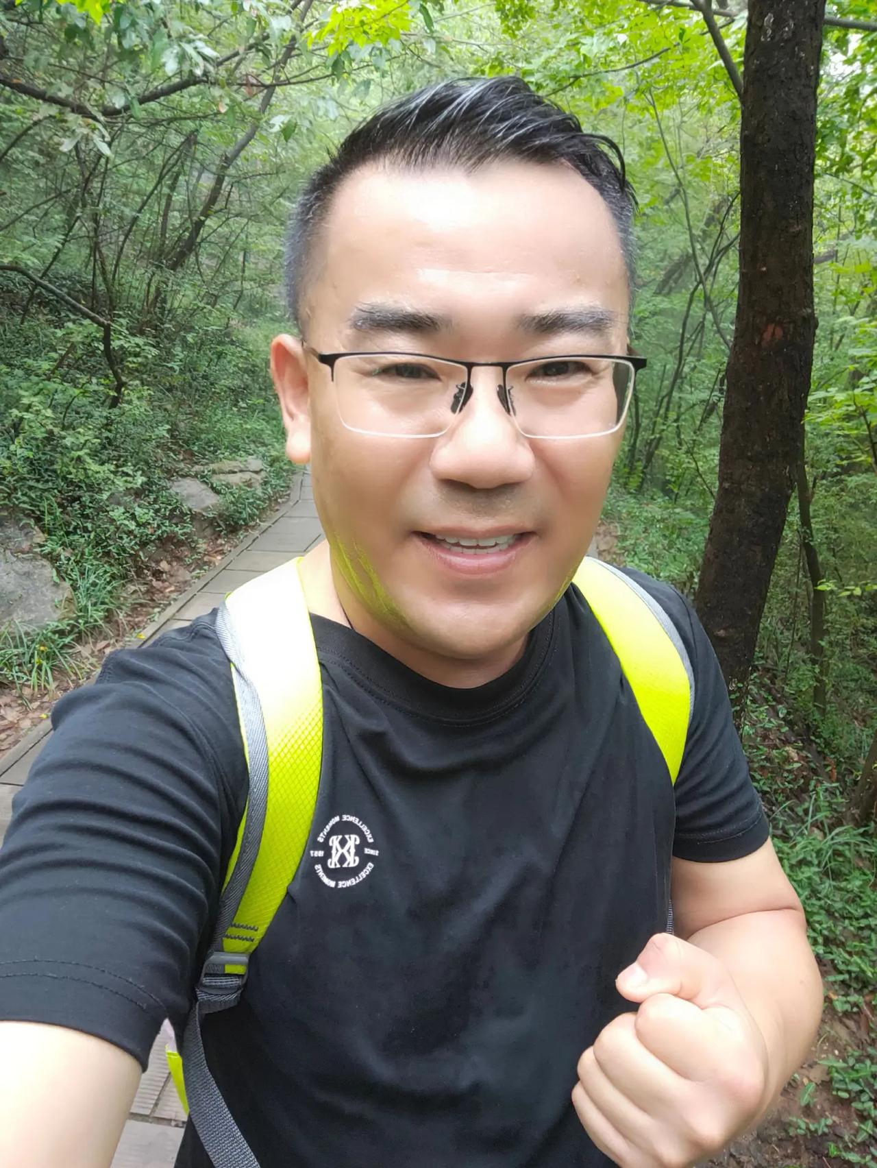 庭院里养不出千里马，花盆里种不出万年松半山腰总是很挤的，你要到山顶看看👊