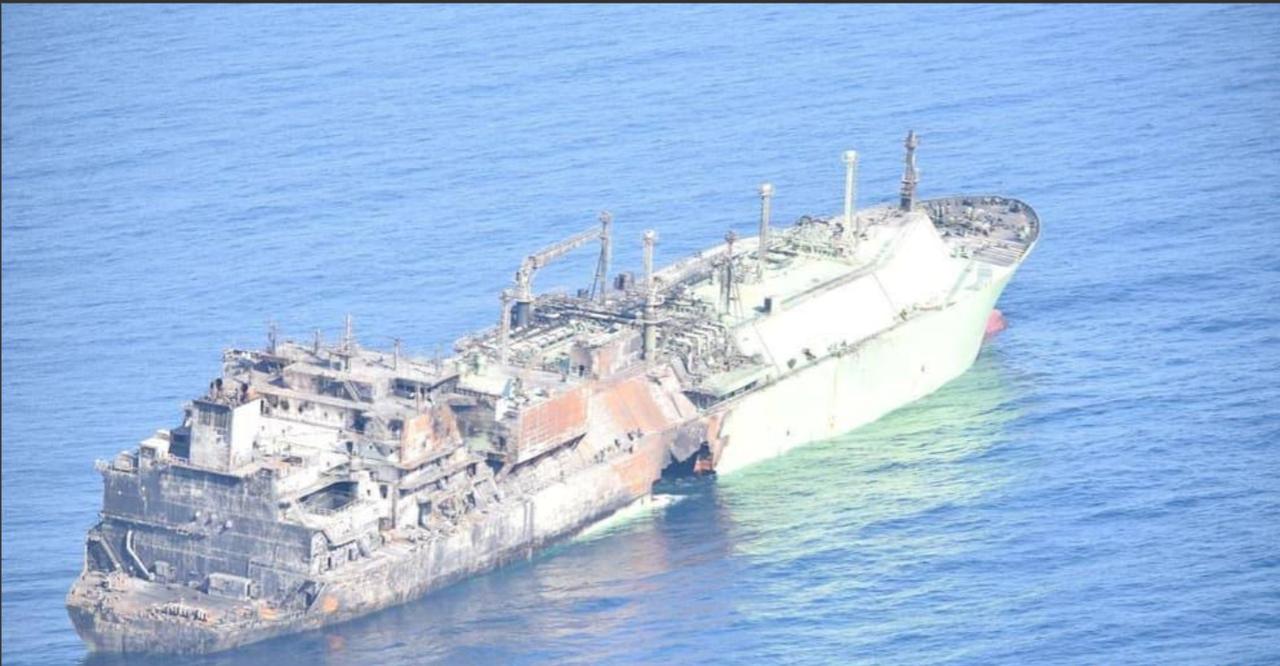 3月18号，地中海中部，一艘大船正孤零零地漂着

船身熏得漆黑，侧舷两个大洞，里