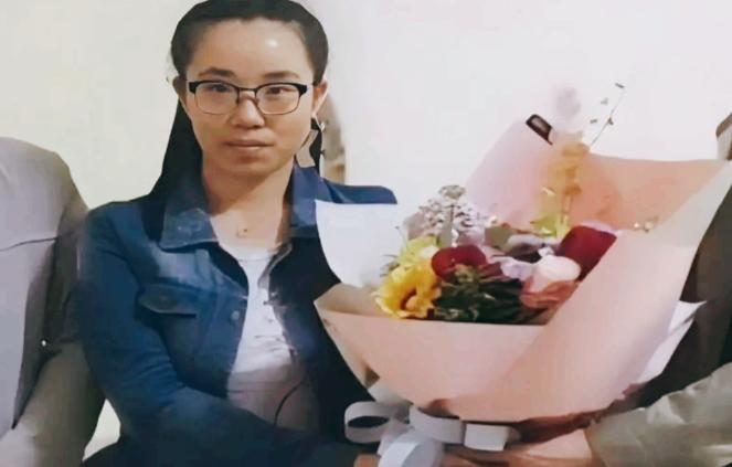 2017年，西安一名女孩跪地抢救晕倒老人，可老人最终还是不幸去世，谁料四天后，女