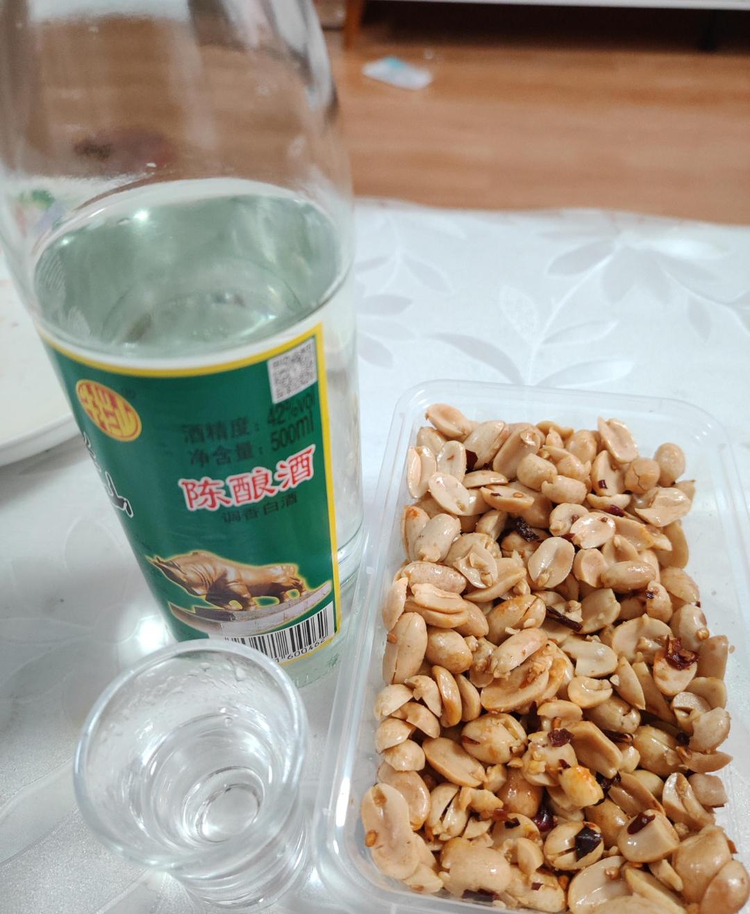 每天晚上必须喝二两白酒，不喝点就会觉得缺点啥，吃饭都不香，没胃口。随便搞点菜就行