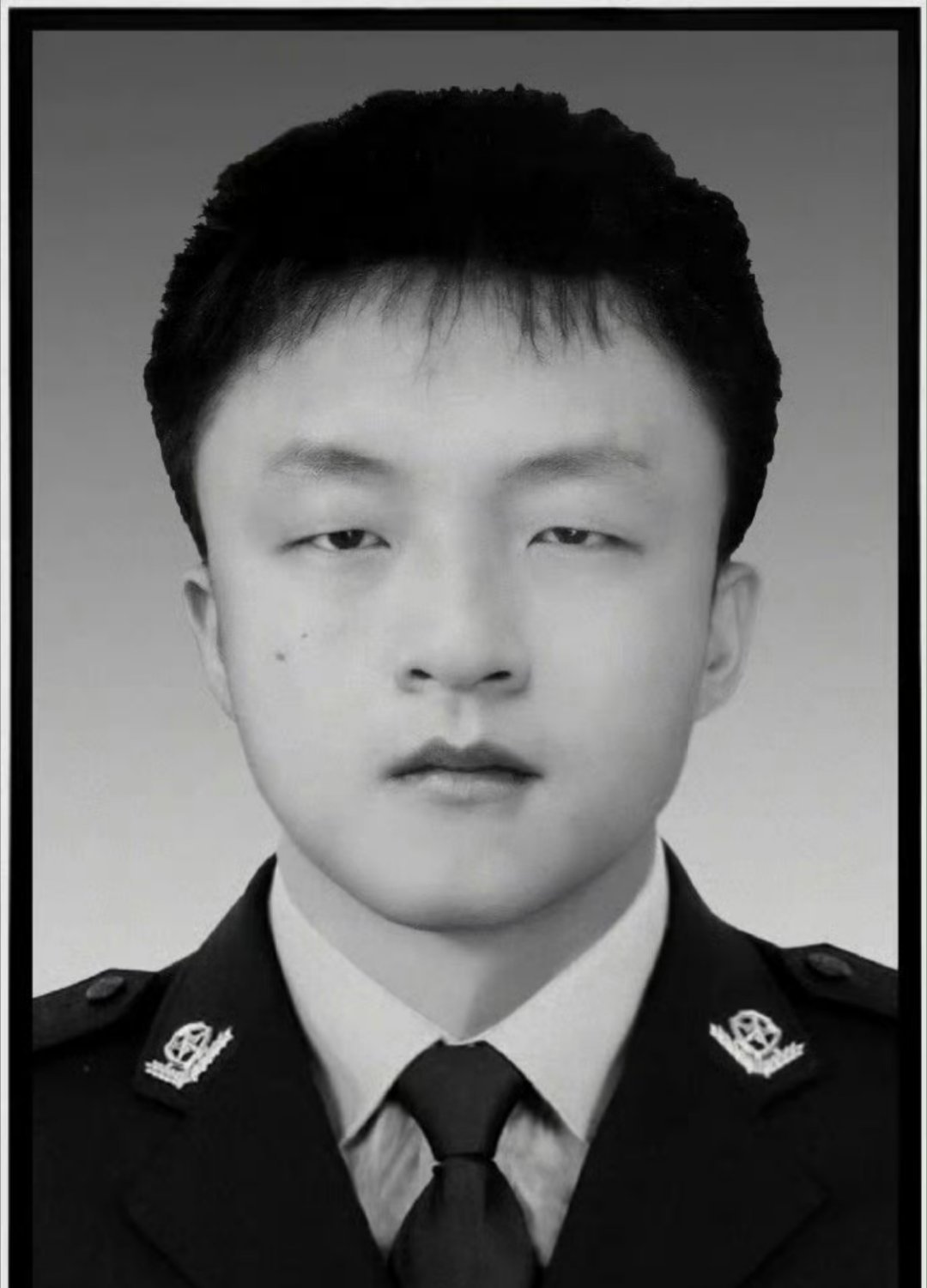 辅警余俊在下水施救轻生群众时，不幸因公牺牲，终年仅22岁。藏蓝不分深浅，英雄没有