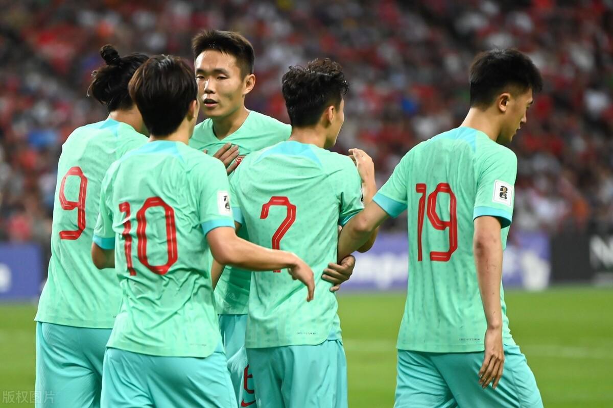 国足应该确立防守反击的打法，为什么呢？一是因为我们现在没有能力踢传控，球传不了几