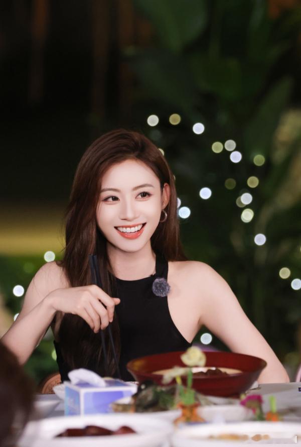 伍珂玥一开口就是港风氛围感自带氛围感的嗓音太有魅力，伍珂玥演唱时情绪真挚恳切，洒