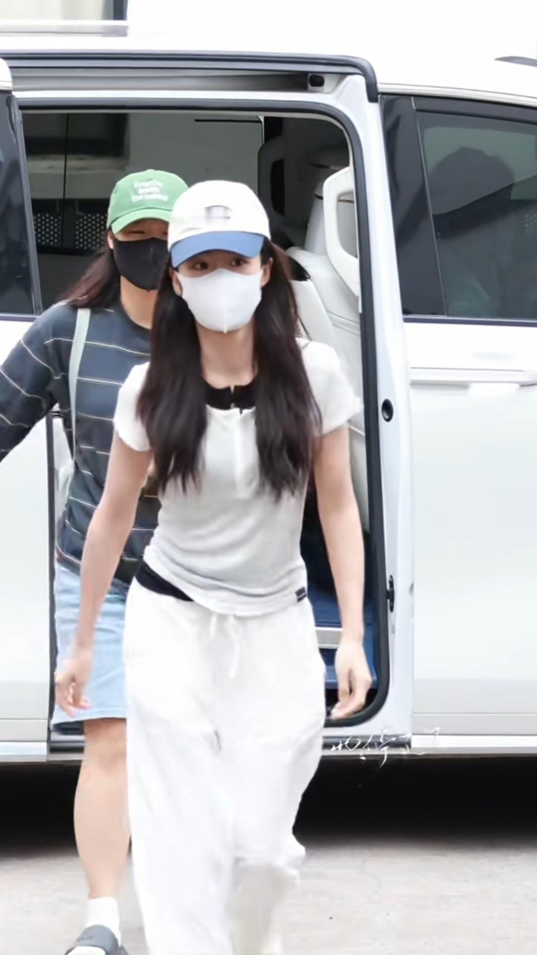卢昱晓《刺棠》围读上班路透，马上要开机了。 ​​​