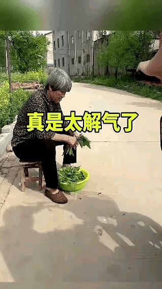 一袋小龙虾，愣是把路边这一幕整得挺尴尬。
虾刚从袋子里撒出来还在地上爬，旁边一位