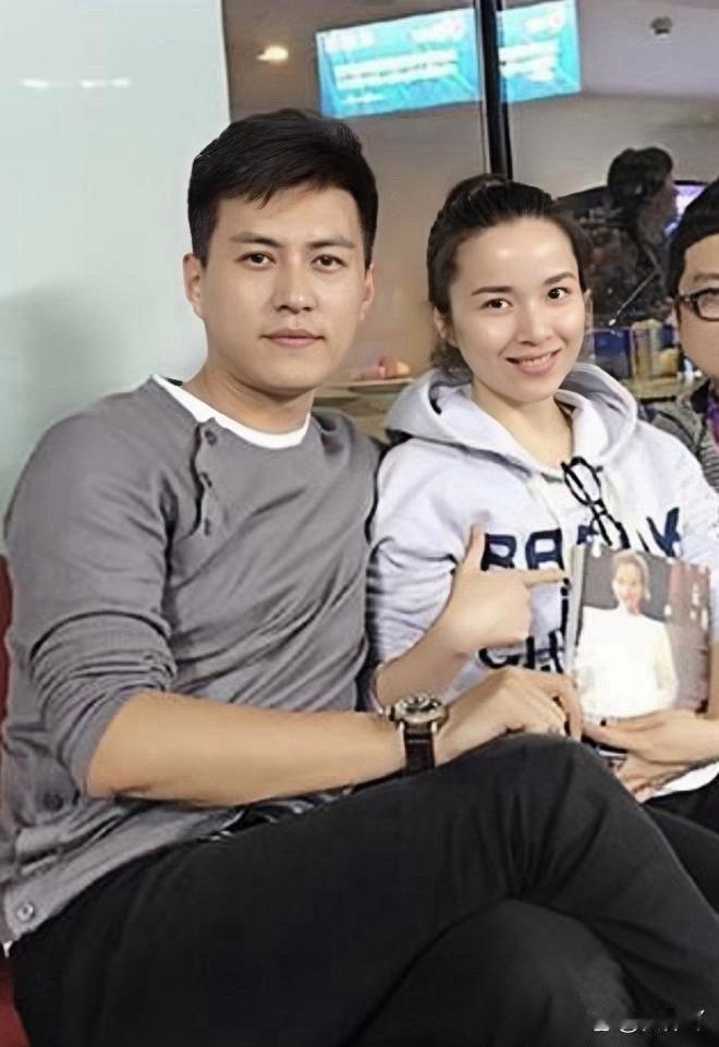 靳东和老婆同框，她好漂亮，气质佳。两人很般配，难怪靳东爱家 