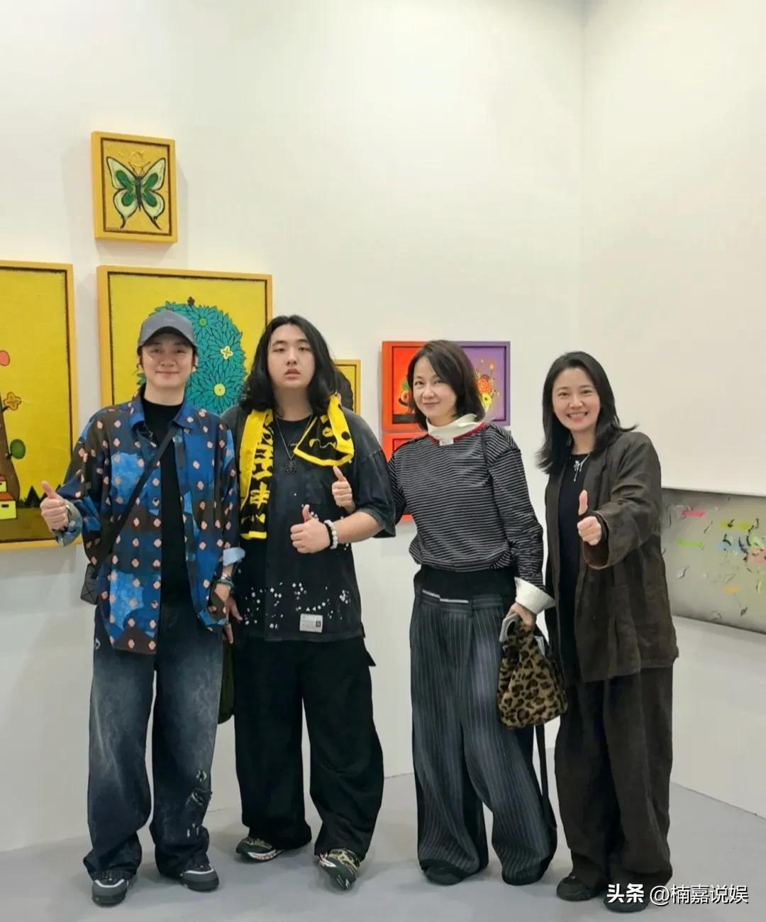 吴镇宇的儿子费曼和老婆王丽萍，现身看巴塞尔艺术展。
五十几岁的费曼妈妈个子很高，