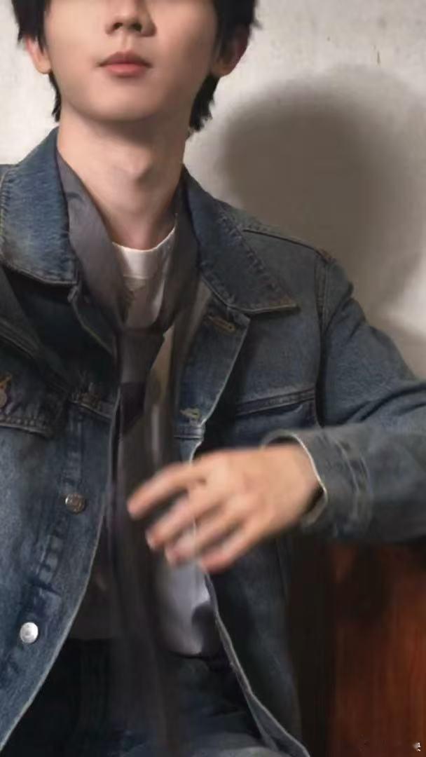 马嘉祺对跑男印象是摁地上疯狂撕名牌 谁的青春里没有跑男撕名牌，就连马嘉祺的第一印