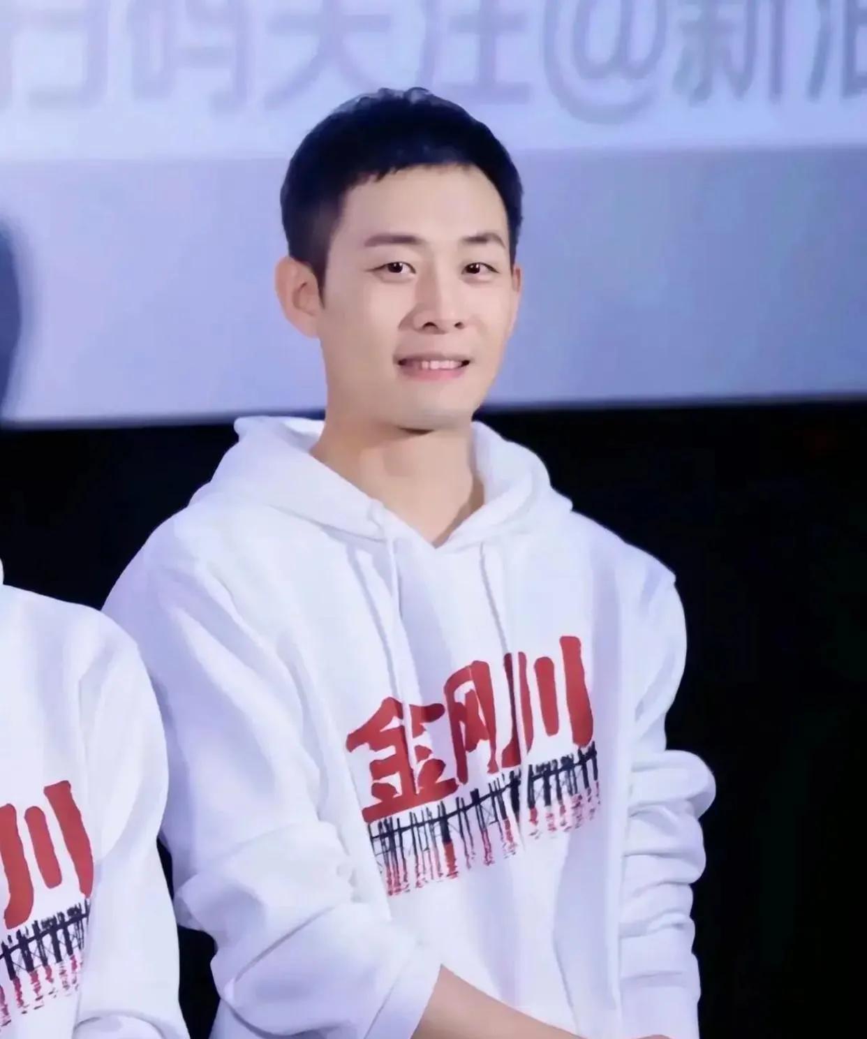 是失散的姐弟？张译和蒙曼老师长得一样？还真是哈。#明星相似度探讨# 
#分享明星