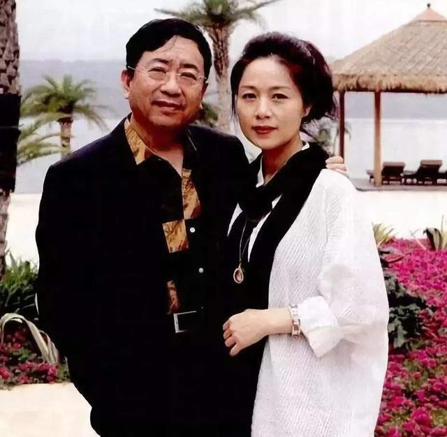 1992年，余秋雨二婚娶了小16岁的黄梅戏演员马兰，洞房花烛夜，余秋雨向妻子提出