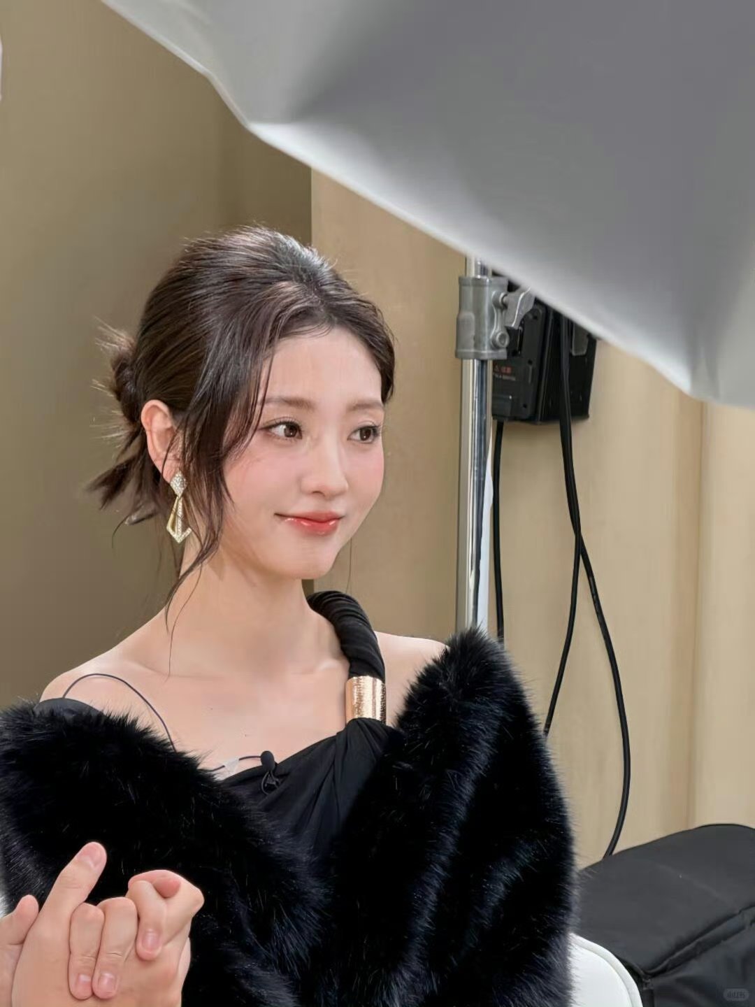 邢菲的黑长直，是冷御感的绝佳诠释。黑发如瀑，衬得肌肤白皙似雪，搭配冷光小珍珠与碎