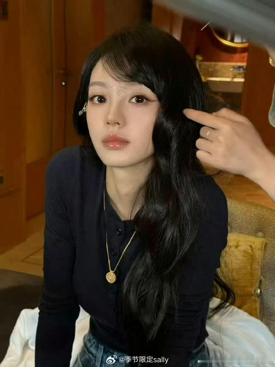 田曦薇vogue造型花絮图 ​​​期待今天小田的红毯造型～ ​​​