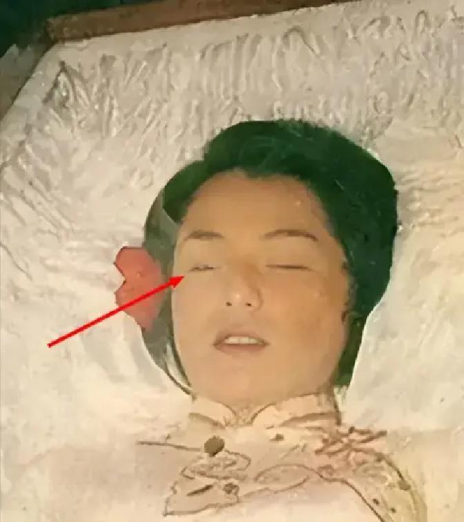 1985年，翁美玲服下安眠药后，又打开了煤气自杀，她去世时，脸上没有任何痛苦的痕