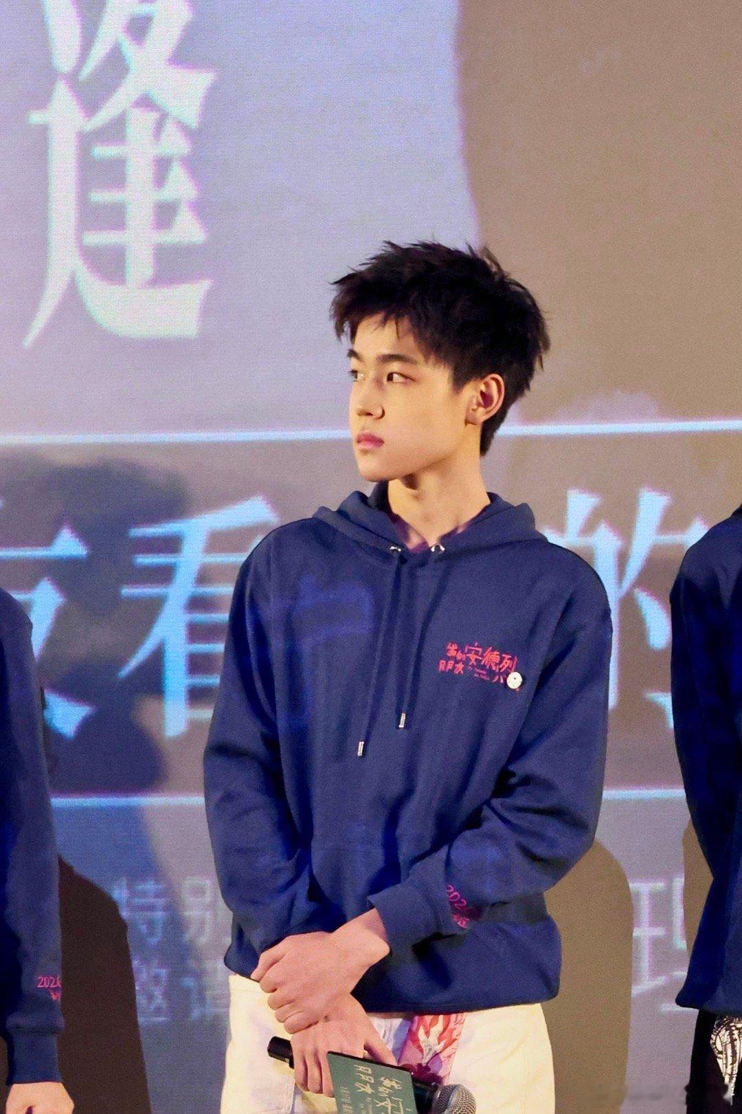 16岁的韩昊霖 看着韩昊霖长大，是一种奇妙的体验。从灵气逼人的童年，到如今16岁