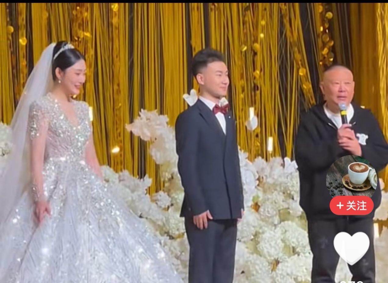 京剧演员陶阳与胡嘉博的结合，为传统艺术圈增添了一抹亮色。
二人同为麒麟剧社的青年