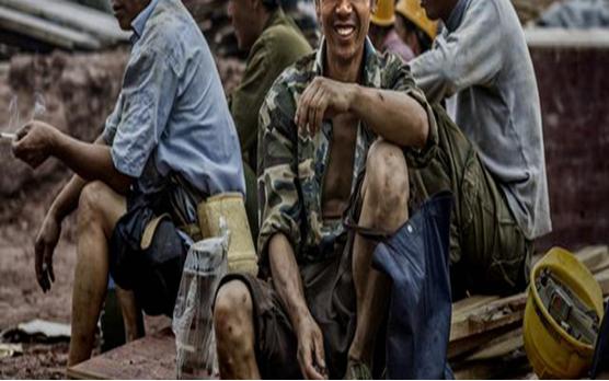 万万没想到！浙江杭州，6名湖南长沙的农民工，跑进一家餐馆躲雨，临近天黑雨还未停，