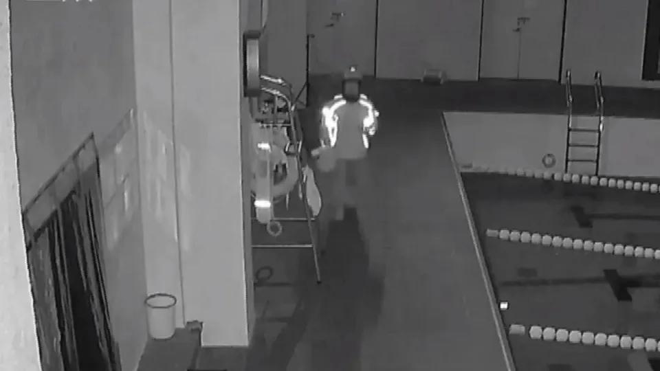 嘉兴女子健身房洗澡遭外卖员闯入：脱光被看20秒，善良反成“软肋”？

2月3日晚