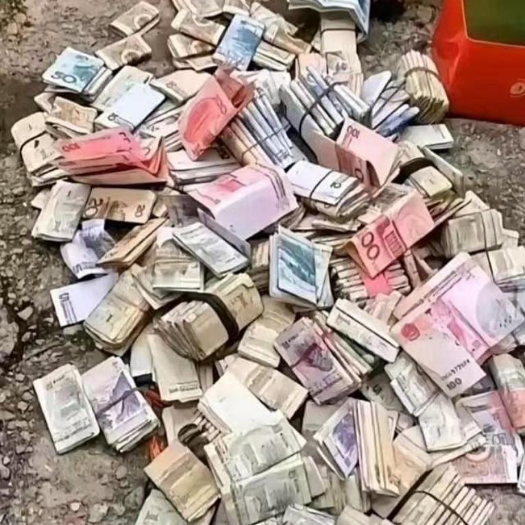 收废品竟从旧木箱翻出现金，看完心里五味杂陈！
 
收废品的时候收到一个旧木箱子，