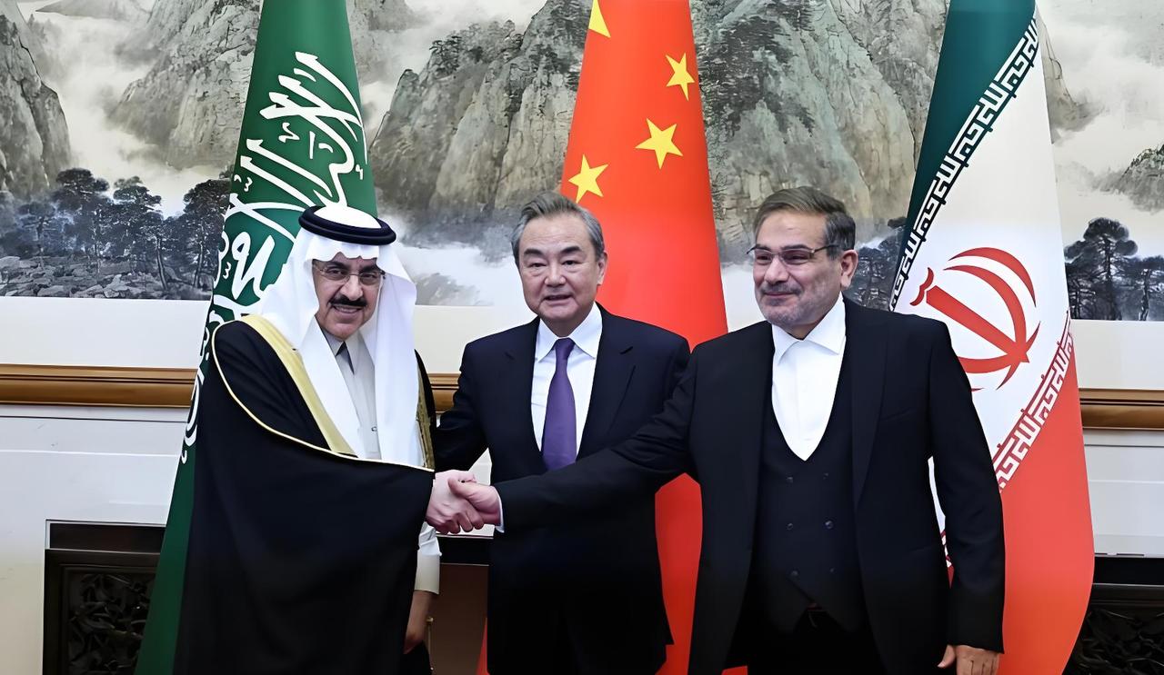 2026年刚翻完第一个月，美国总统特朗普还在白宫吹风要“强力遏制伊朗威胁”，白宫