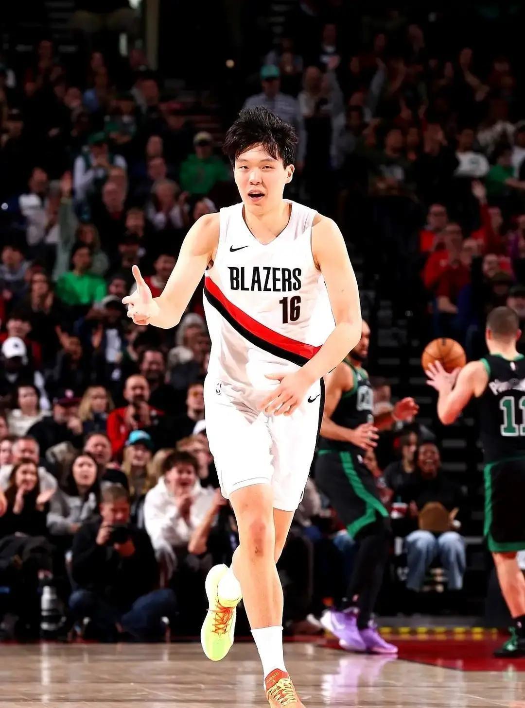 10分钟3分4板，正负值+6全场最高
 
上场时间短得离谱，数据却好得刺眼。我盯