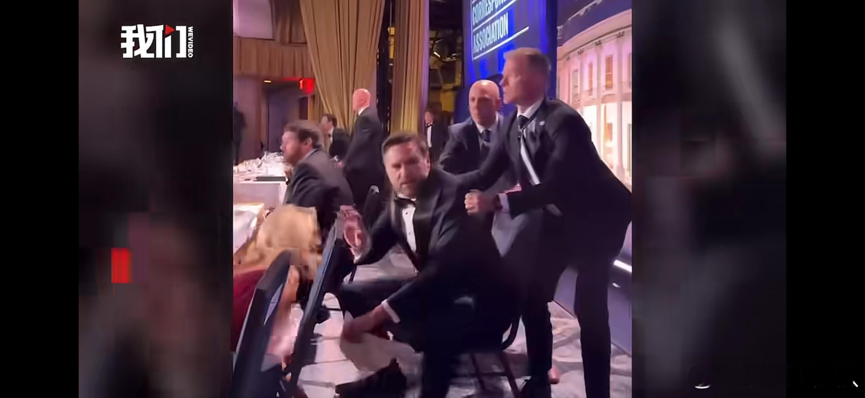 美国网友质疑为什么先救万斯这事也就在美国会发生也是够逗的。特朗普一脸问号特朗普说