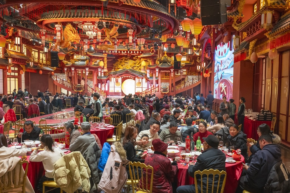 西方总爱把扩大内需曲解成关门自保，那是他们自己应对危机的惯性思维。中国却在下一盘