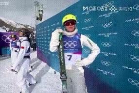 现场画面一帧帧回放就能看清，徐梦桃冲线定分、确认金牌的那一刻，整个人都在发抖。她