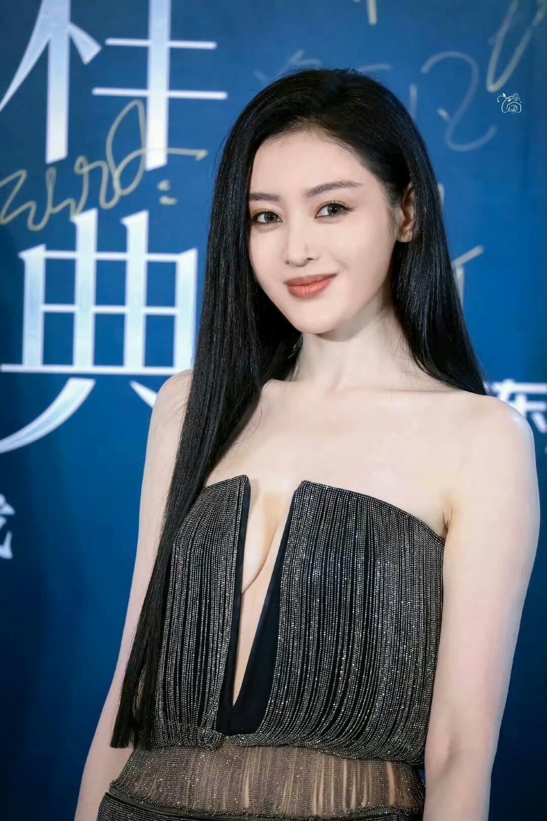 被张天爱美了一大跳！张天爱 女明星红毯 女明星活动现场 女星亮相