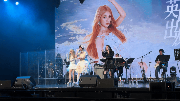 李晟李艺彤你们就宠黄英吧 又是被“晟卡宠英日常”治愈的一天。两位姐姐的夸夸或许有