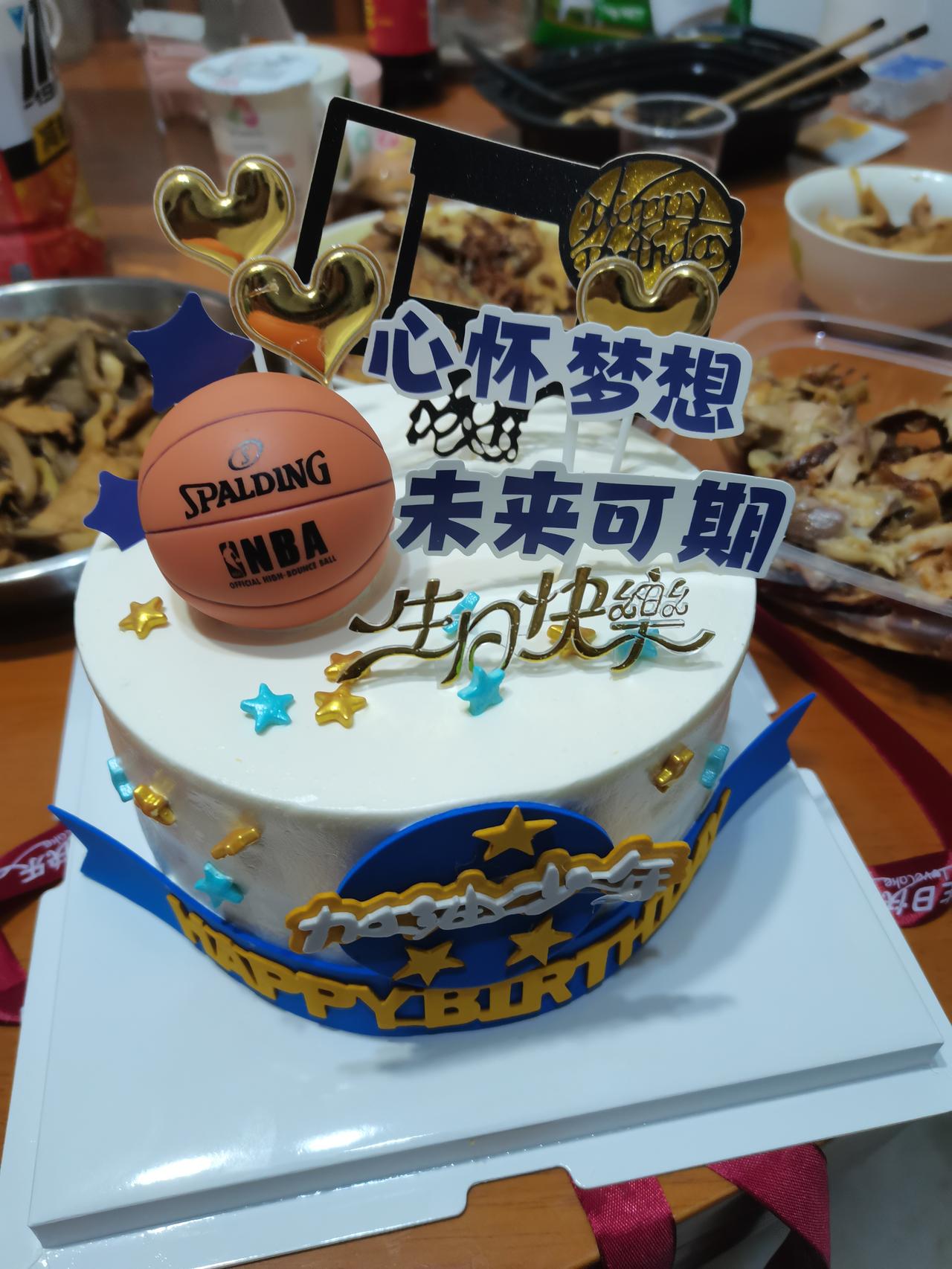 记录我的2026昨天是儿子的15岁生日，媳妇专门给儿子准备了一个篮球蛋糕，因为儿