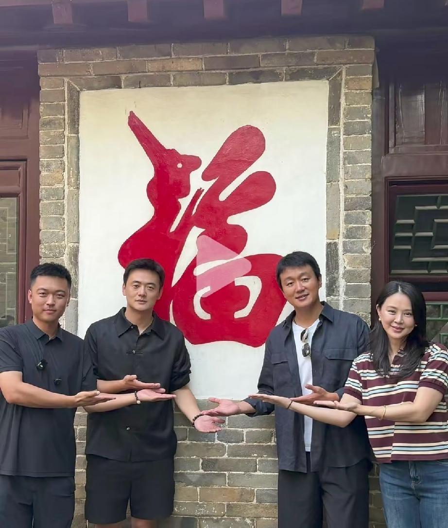 47岁，素颜，白头发，整个人圆润了一大圈。8月19日大孤山七夕节，关悦站在佟大为