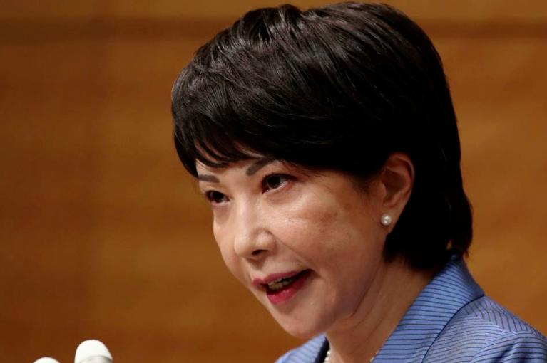 高市早苗向靖国神社献祭品：越远离和平宪法，越远离和平
 
高市早苗又在靖国神社搞