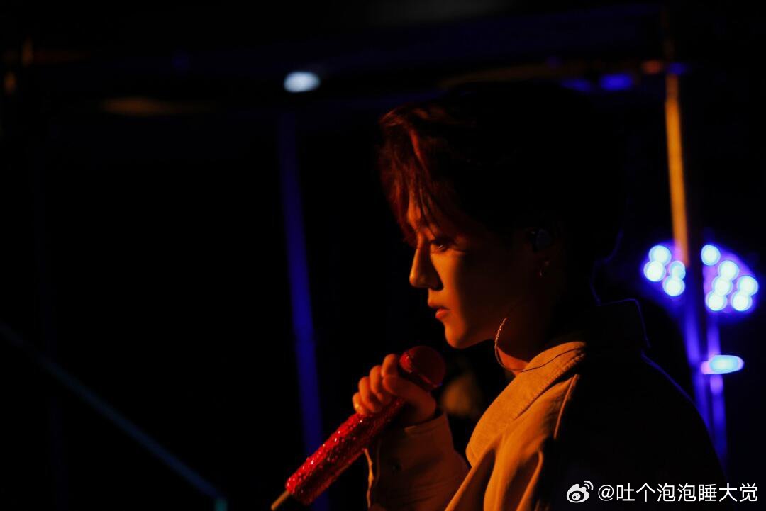 鹿晗[超话]  鹿晗音乐节将在广东佛山举办  红发真的太伟大了!好绝的一张脸!歌