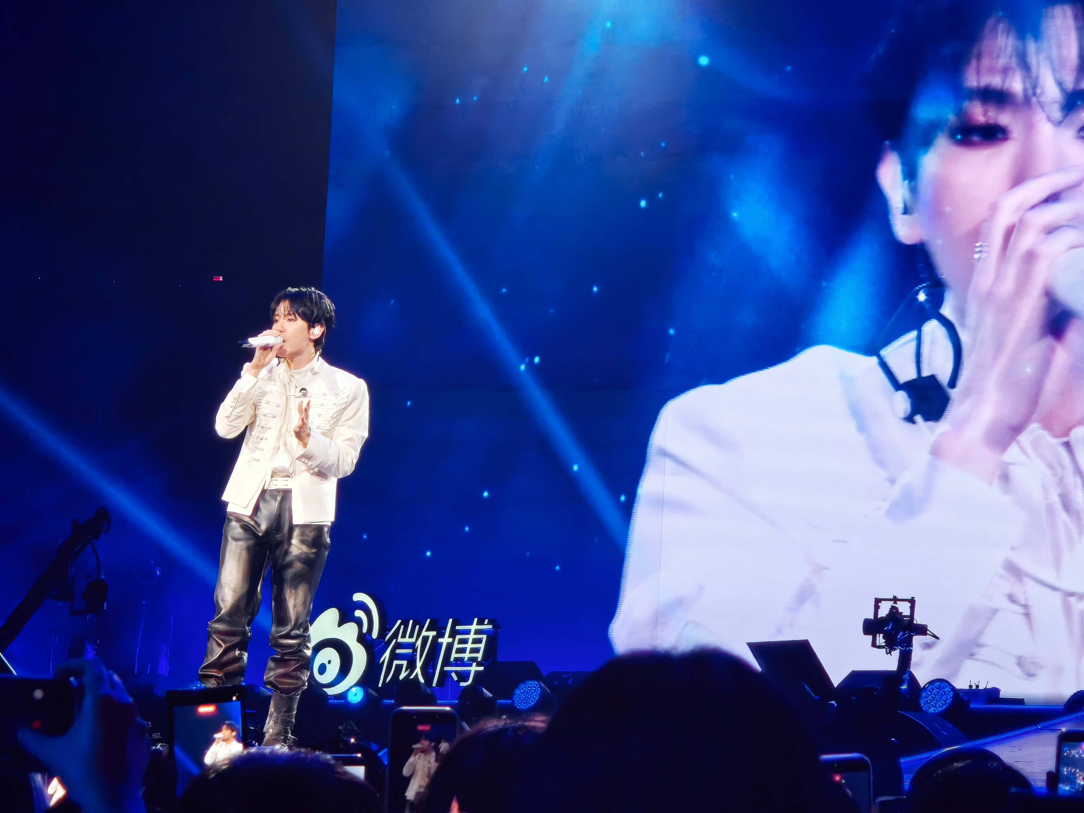 必须要po一些今天拍到的边伯贤神图～其实EXO时期就关注过边伯贤，当时身边的女生